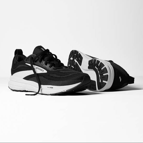 BROOKS トレース4　ブラック/ホワイト［MEN］