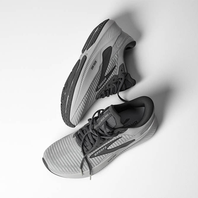 BROOKS レベルMAX　グレー［MEN］